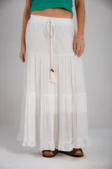 Pollera larga de algodón color blanco, con cintura elastizada y cordón ajustable con borlas.