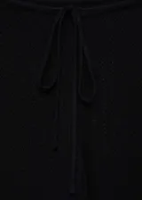 Pantalón negro de tejido de punto calado con cintura elástica y corte recto.