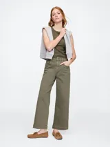 Pantalón jean color verde militar, corte wide leg y largo cropped.