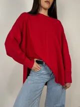 Sweater oversize color violeta con cuello redondo y mangas largas.