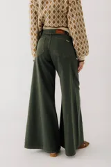 Pantalón jean color borgoña, de corte wide leg y tiro alto.