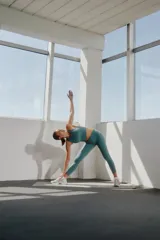 Top deportivo celeste con espalda racerback y corte por debajo del busto.