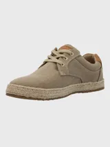 Zapatillas bajas color beige con cordones, capellada de poliéster y suela de goma.