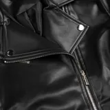 Campera negra de cuero sintético con cierre asimétrico, cuello solapa con botones a presión, dos bolsillos frontales con cierre y herrajes plateados.