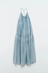 Vestido largo celeste de silueta holgada con tirantes finos y escote fruncido.