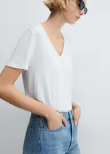 Remera blanca de corte recto, con cuello en V y mangas cortas.