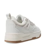 Zapatillas deportivas acordonadas color blanco con suela marrón.