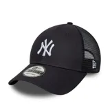 Gorra New Era negra con el logo de los New York Yankees bordado en blanco en el frente. Tiene paneles de malla en la parte trasera y cierre ajustable.