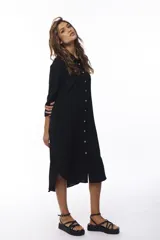 Vestido camisero midi negro con botones blancos, mangas 3/4 y bolsillos laterales.