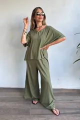 Pantalón tipo palazzo confeccionado en lino color verde militar, con silueta holgada y pierna ancha de caída fluida.