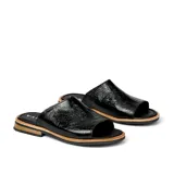 Sandalias bajas de cuero vacuno color negro, con suela de goma y horma de punta redonda. Producto de horma chica, se recomienda pedir un talle más.