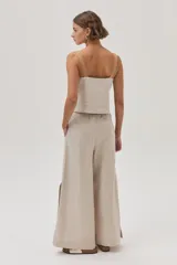 Top color beige de lino con escote cuadrado y tiras finas.