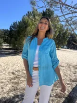 Camisa celeste de algodón con mangas 3/4 y cuello mao.