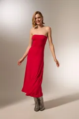 Vestido midi negro sin mangas, strapless y corte al cuerpo.