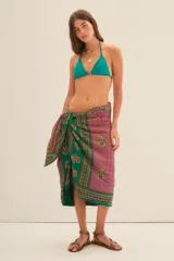 Bikini de lycra color verde esmeralda, con corpiño triangular con detalle de corazón metálico y bombacha tiro bajo con laterales ajustables.