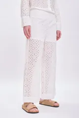 Pantalón blanco de broderie con corte recto y cintura alta.