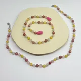 Conjunto de collar para madre e hijo con cuentas de piedra natural de cuarzo rosa, jade amarillo, piedra luna y rodocrosita. El collar de niño tiene cierre de seguridad de plástico libre de BPA y el collar de adulto tiene terminaciones en acero hipoalergénico.