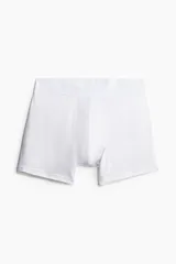 Pack de tres calzoncillos tipo trunk blancos de punto elástico con costuras planas, cintura elástica, piernas cortas y parte delantera forrada. Confeccionados con tecnología Lycra® Xtra Life™.