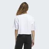 Remera Adidas Essentials de corte cropped, color blanco, con logo pequeño en el centro del pecho.