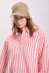 Camisa de manga larga con estampado a rayas verticales rojas y blancas, con cuello clásico y bolsillo en el pecho.