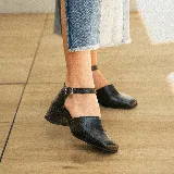 Zapato de cuero vacuno color negro con textura croco, con talón cubierto, pulsera con hebilla y taco de madera forrado en cuero.