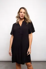 Vestido negro de viscosa, corte recto y mangas cortas con escote en V.