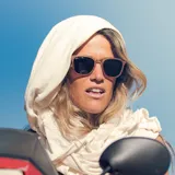 Lentes de sol con montura cuadrada color marrón con efecto madera y lentes degradadas color marrón.