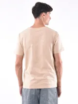 Remera gris de corte regular y mangas cortas.