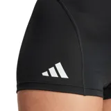 Short deportivo negro de tiro alto con logo de Adidas en la pierna izquierda.