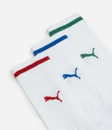 Kit de tres pares de medias deportivas Puma de caña larga, color blanco con detalles en azul, verde y rojo.