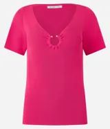 Blusa fucsia de viscosa con escote en V y aro metálico.