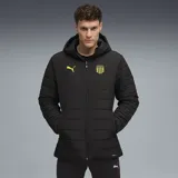 Campera puffer negra con capucha, cierre frontal y bolsillos laterales con cierre. Logo de Puma bordado en amarillo en el pecho izquierdo y escudo del Club Atlético Peñarol bordado en amarillo en el pecho derecho.