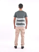 Remera gris con franjas horizontales blancas y texto "Trust Yourself" en el pecho.