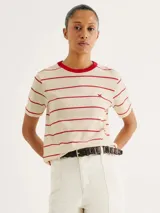 Remera de manga corta color crudo con rayas horizontales rojas y cuello redondo rojo.