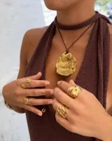 Collar con dije grande de bronce con forma de ostra y cordón de algodón ajustable color gris.