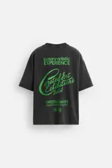 Camiseta gris oscuro con efecto lavado, cuello redondo, manga corta y estampado de textos combinados en verde neón en el delantero y la espalda.