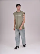 Musculosa verde militar con cuello redondo y estampado frontal con la leyenda "Street Culture" en letras blancas.