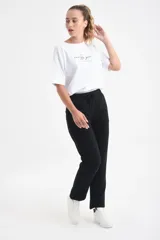 Pantalón de jogging negro con cintura elástica y cordón ajustable.