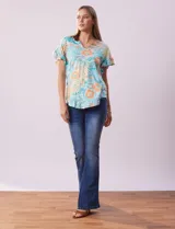 Blusa estampada de seda fría marca Ruby Rd, con cuello a la base y escote en V, y mangas cortas amplias con volados.