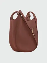 Bolso bandolera pequeño Longchamp modelo Le Foulonné, color marrón oscuro (casi borgoña), con forma curva y correa ajustable delgada.