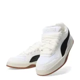 Championes Puma Park Luna de cuero sintético blanco con detalles en negro y suela de goma color caramelo.