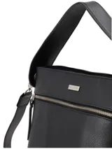 Cartera negra de cuero graneado con doble correa, una de hombro y otra bandolera regulable. Tiene cierre metálico con tirador de cuero, chapita metálica con el logo de la marca y detalles interiores con el logo de la marca y la inscripción "HECHO EN URUGUAY".