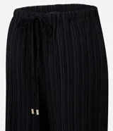 Pantalón recto fluido de chiffon texturizado color negro, con cintura alta, elástico y lazo ajustable.