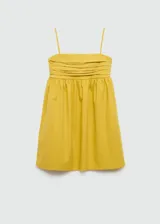 Vestido corto amarillo de algodón con tirantes finos, escote cuadrado, corte recto y detalle de drapeado en el busto.
