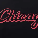 Canguro beige con capucha y cordones ajustables, bolsillo tipo canguro y puños y cintura acanalados. Presenta el logo de Los Angeles Lakers bordado en el pecho y en la manga.