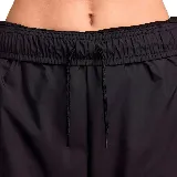 Pantalón deportivo negro de tejido woven con cintura elástica, corte holgado y logo de Nike bordado en blanco en la pierna izquierda.