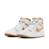 Championes de caña alta Air Jordan 1 Retro Hi OG, color blanco con detalles en dorado.