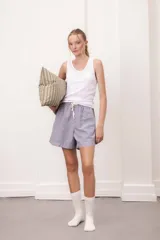 Short de algodón a rayas verticales azules y blancas, con cintura elástica y cordón de ajuste blanco.