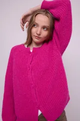 Cárdigan fucsia de mohair con cuello redondo, mangas largas y botones al tono.