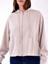 Campera con capucha color azul marino, con cierre frontal y cordones ajustables.